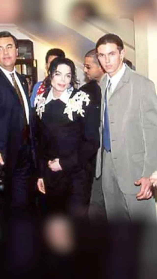 I worked as a personal bodyguard to MICHAEL JACKSON for FREE! 👌

#mattfiddes #michaeljackson #bodygaurd #mattfiddesmartialarts #business #mentor #success #franchiser #martialarts #dance #mfdance